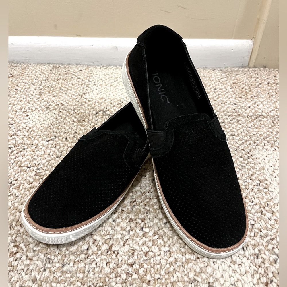 Vionic women’s suede shoes